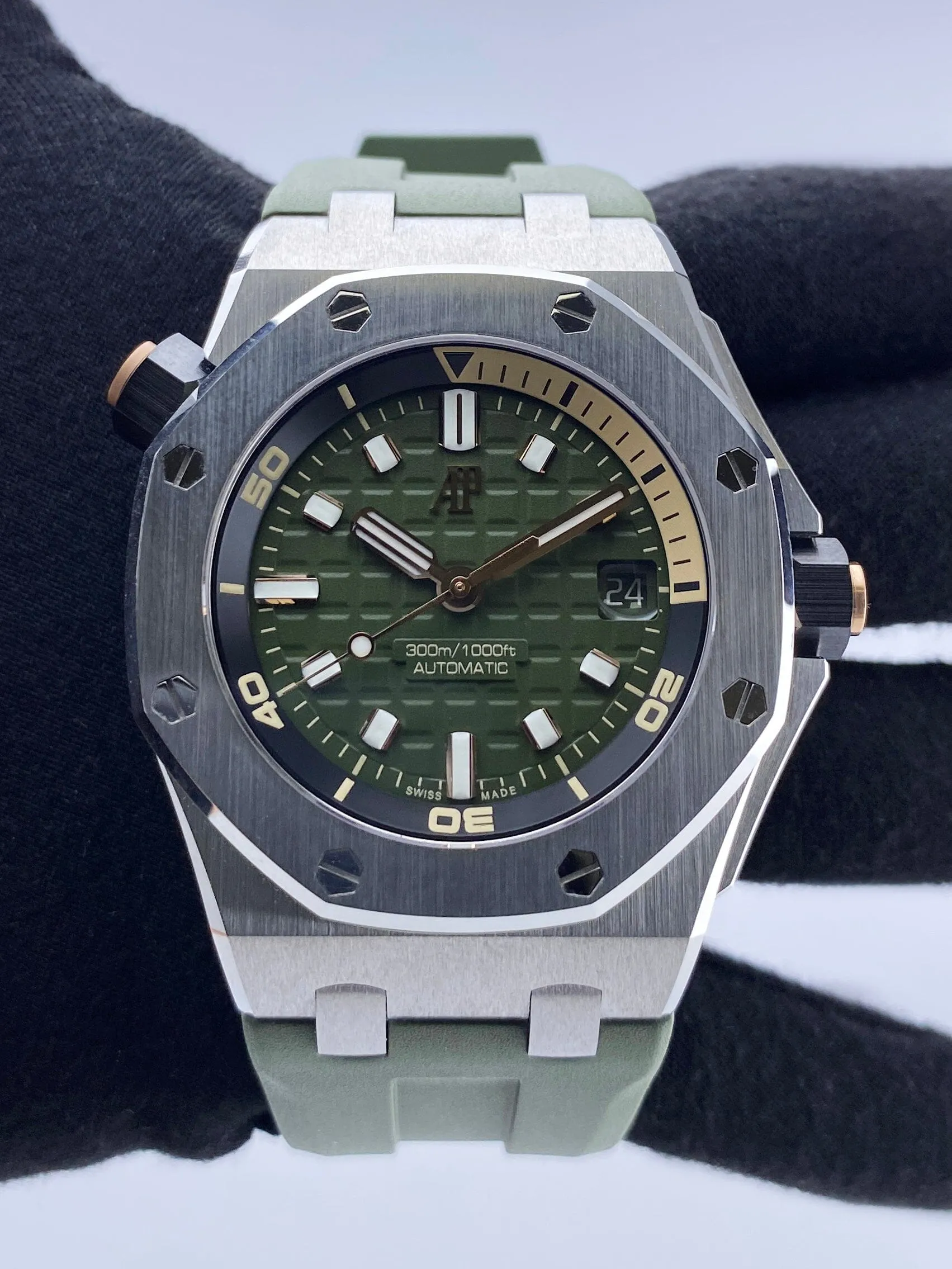 Audemars Piguet Royal Oak Offshore Diver 15720ST Green Dial Mens Watch