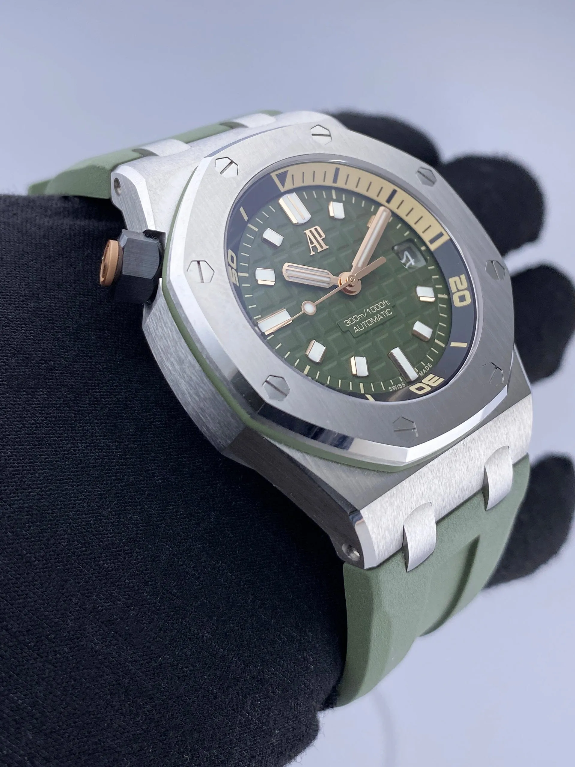 Audemars Piguet Royal Oak Offshore Diver 15720ST Green Dial Mens Watch