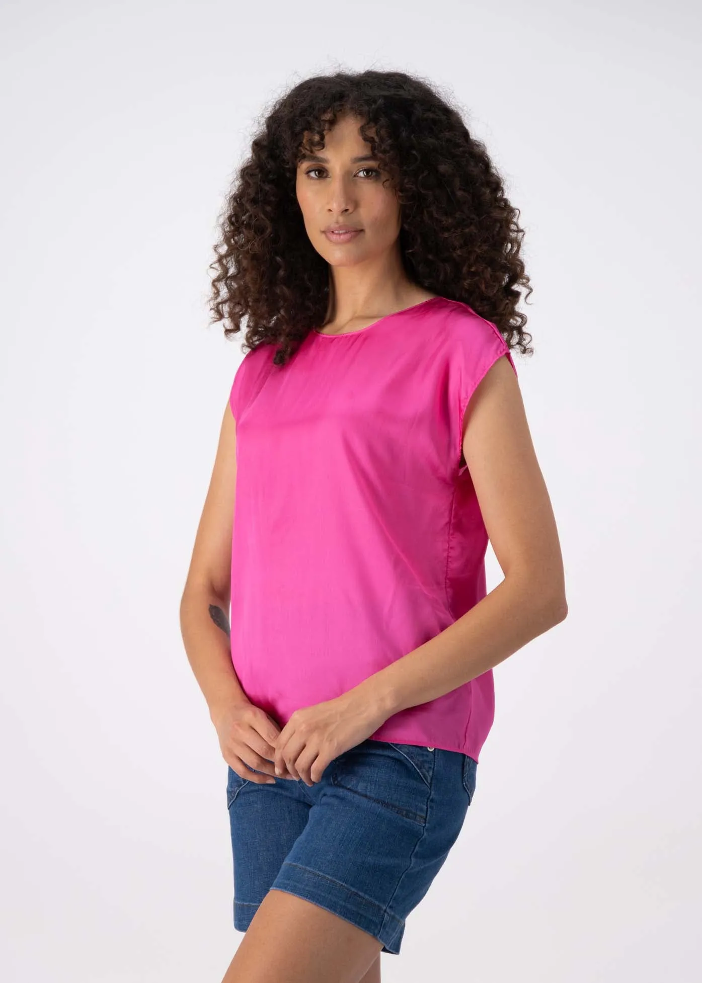 Le Louvre Tee Pink in Satin