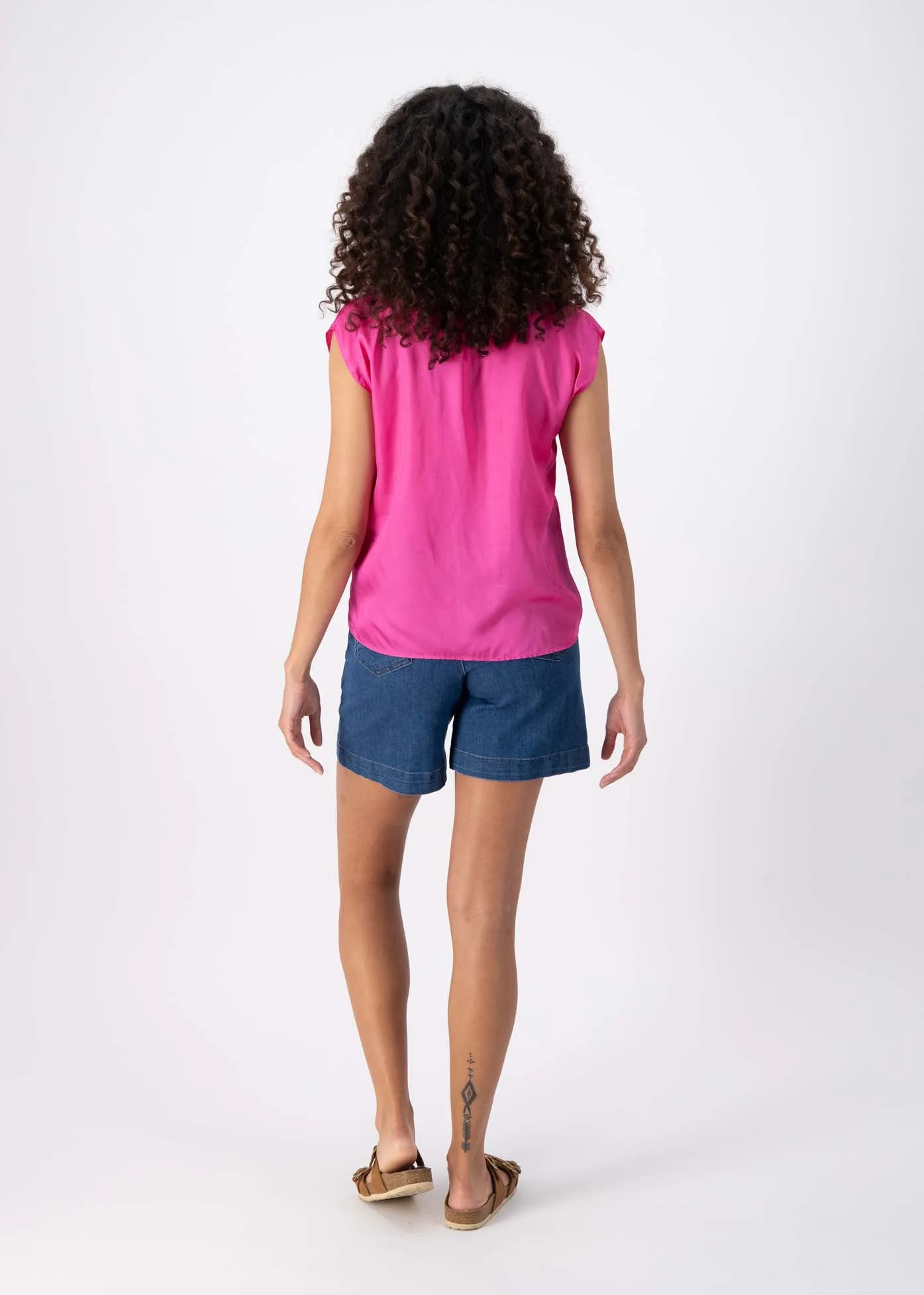 Le Louvre Tee Pink in Satin